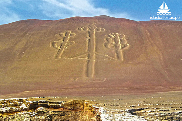 Geoglífo el Candelabro, visto en la bahía de Paracas rumbo a Islas Ballestas