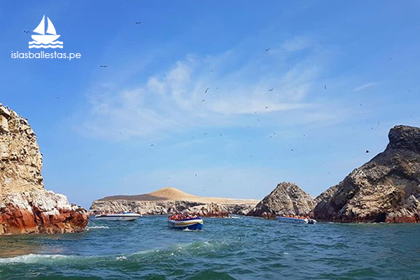 Lancha durante el tour a las Islas Ballestas